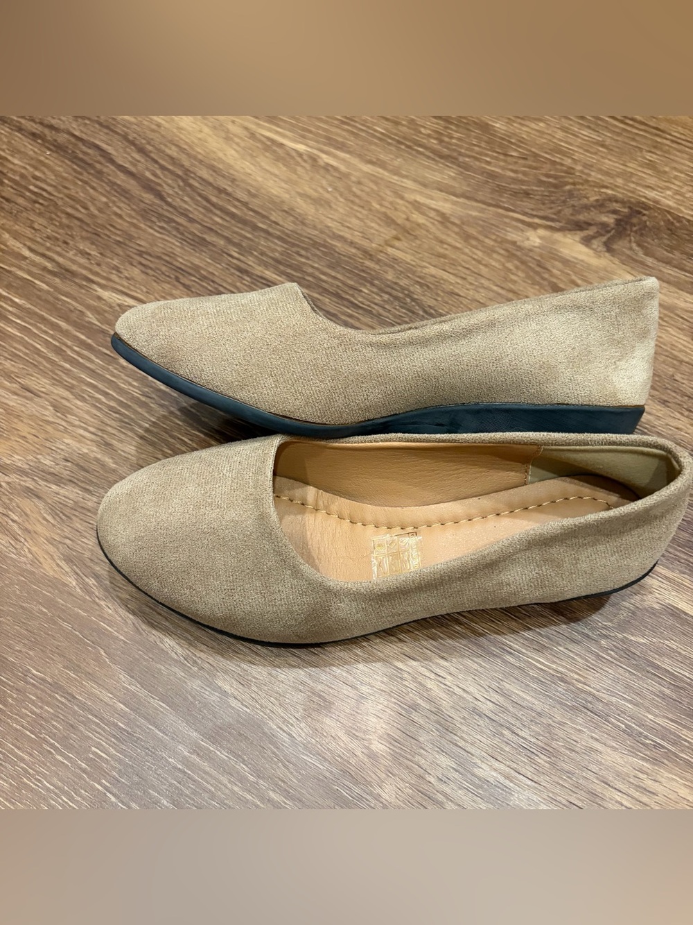 Love- Classic Women's Tan Suede Ballet Flats
Size 37
6.5